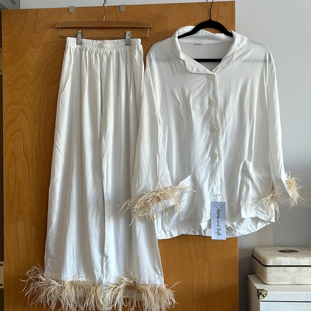 NWT! White feather pajamas with tan feathers. Perfect for brides big day - Picture 3 of 4